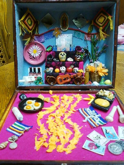 Krafting with Kathi Kraftyzales: Day of the Dead Altar in a Cigar Box Make An Altar, Dia De Los Muertos Crafts Ideas, Day Of The Dead Altar, Shrines Box, Mexico Day Of The Dead, Mini Altar, Montessori Art, Den Mrtvých, Day Of The Dead Art