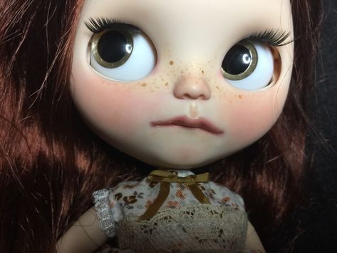 Brown Hair Green Eyes, Brown Wavy Hair, Deer Girl, Brown Hair Brown Eyes, Doll Parts, Pretty Dolls, Doll Face, Green Hair, Blythe Doll