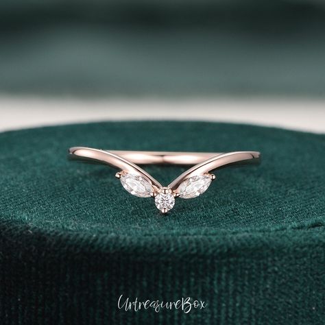 * Can fit a different shape engagement ring, please contact me! * With a CAD preview confirm before making the rings V Shaped Wedding Band Women Rose Gold Three Stones ring Enhance Unique Marquise Diamond Wedding Band Stacking Ring Chevron Band Custom fit * Order Service: Engraving/Rush Order/ Shipping Upgrade/ Size Upgrade/ 18K or Platinum upgrade https://www.etsy.com/listing/889751602/ Jewelry Details: * Accents: 0.15ct moissanite or natural diamond * Natural Diamond: * Color & Clarity: H, SI Marquise Curved Wedding Band, Teardrop Wedding Band, Three Stone Wedding Band, Wishbone Engagement Ring, Curved Ring Band, Wedding Band For Three Stone Ring, Marquis Wedding Bands, Wedding Band With Marquise Engagement, Curved Wedding Band With Engagement Ring