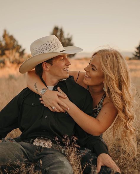 Couple Country Pictures, Summer Western Couple Photoshoot, Western Couples Pictures, Country Western Engagement Photos, Western Couple Photography, Western Couple Photoshoot Outfits Fall, Western Photography Couples, Western Prom Pictures, Country Style Engagement Pictures