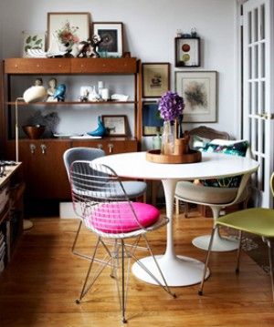 5 decorating trends you actually might be able to afford Mismatched Chairs, Deco Retro, Design Del Prodotto, Affordable Home Decor, Cheap Decor, Book Shelf, Open Concept, Round Table, Room Table