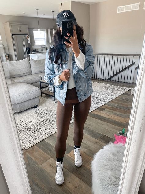 brown leggings outfit | outfits for errands | athleisure outfit ideas | denim jacket outfit | comfy outfit ideas Brown Leggings Outfit, Leggins Outfit, Leggings Outfit Spring, Outfits Leggins, Leggings Outfit Winter, Leggings Outfit Fall, Leggings Outfit Casual, Look Legging, Cute Outfits With Leggings