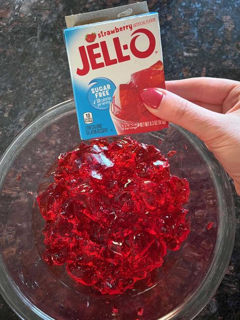 Once you learn How To Make Jello From A Box, you'll love having a quick & fun treat that you can make at any time! The flavor is totally up to you. And the best part? You can prep it in advance for the ultimate easy dessert or side dish. How To Make Jello, Jello Flavors, Jello Cups, Microwave Fudge, Dump Cake Pumpkin, Ground Beef And Potatoes, Fruit Parfait, Homemade Recipes Dessert, Gelatin Dessert