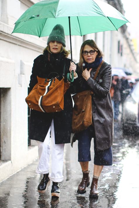 Italian Street Style Women, Street Style Women Winter, Mfw Street Style, Bermuda Shorts Outfit, Italian Fashion Street, Street Style 2016, Street Style Bags, Minimalist Fashion Women, Brown Tote Bag