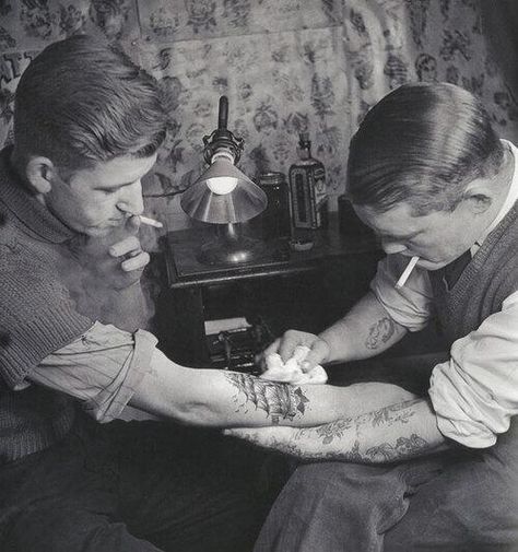 A tattoo parlor in the 1920s See Tattoo, Vintage Foto's, Tattoo Old School, Tattoo Parlor, Nautical Tattoo, Old Tattoos, Paul Newman, Tattoo Parlors, Cary Grant