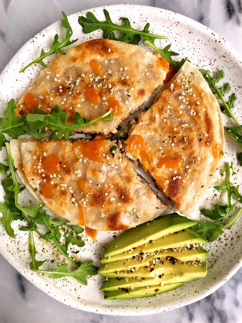 Super Simple Spicy Salmon Quesadilla made with gluten-free ingredients for a healthier quesadilla recipe! Healthier Quesadilla, Salmon Quesadilla, Healthy Quesadilla, Pizza Quesadilla, Easy Quesadilla, Quesadilla Recipes Easy, Quesadilla Recipe, Healthy Salmon, Spicy Salmon