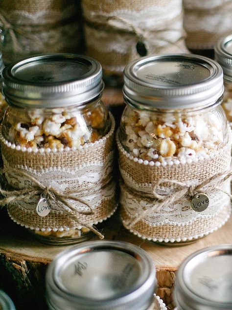 Wrap mason jars with lace and burlap decorations for rustic wedding favors that present caramel popcorn favors in a fashion-forward way. Irish Wedding Favors, Rustic Party Favors, Mason Jar Wedding Favors, Bridal Shower Favors Diy, Rustic Bridal Shower Favors, Rehearsal Dinner Favors, Wedding Favour Jars, Creative Wedding Favors, Inexpensive Wedding Favors