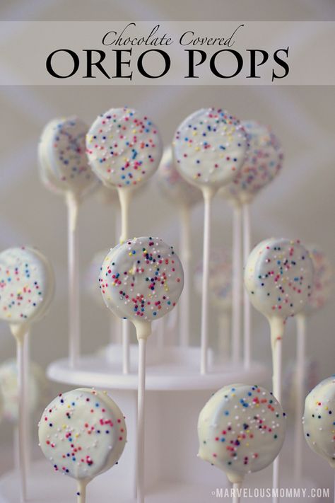 Oreo Pops Birthday Party Recipes, Chocolate Covered Oreo Pops, Cake Pop Receita, Candyland Birthday Party, Oreo Cake Pops, Dessert Oreo, Idee Babyshower, Cake Pop Recipe, Candyland Birthday