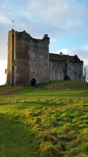 Doune Castle, Scotland Doune Castle Scotland, Sims Castle, Doune Castle, Mountain Castle, Scotland Map, Old Castle, Chateau Medieval, Castle Scotland, Scotland Castles