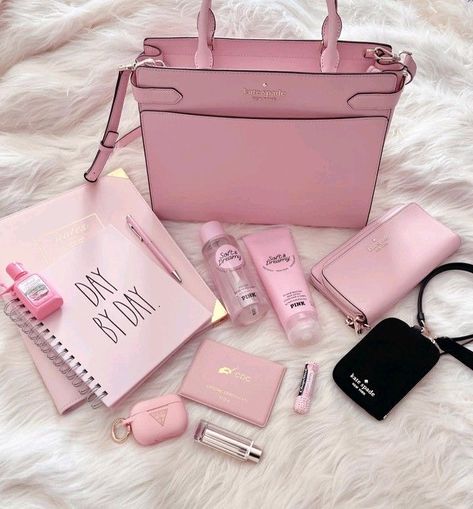 Pink Academia, Everyday Bag Essentials, Inside My Bag, Pink Lifestyle, Purse Essentials, Handbag Essentials, Pink Life, What In My Bag, Girly Bags