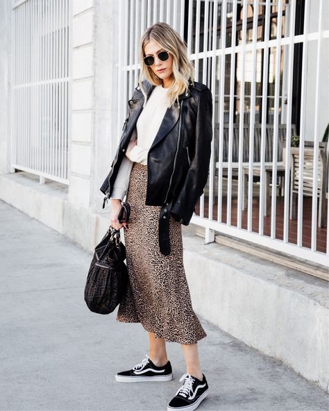 Leopard Skirt Outfit, Estilo Vans, Jacket Outfit Women, Leopard Skirt, Skirt And Sneakers, Trendy Fashion Outfits, Street Style Winter, Thrift Fashion, Feminine Outfit