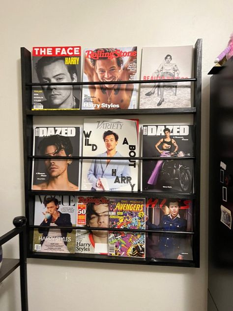 Magazines In Bedroom, Magazine Display Ideas, Display Magazines, One Direction Room, Magazine Display, Magazine Wall, Harry Core, Post Grad, Vogue Magazine