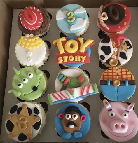 Toy Story Fondant Cookies, Toy Story Birthday Cupcakes, Alice In Wonderland Cupcakes, Buzz And Woody, Toy Story Cupcakes, Superhero Cupcakes, Disney Cupcakes, Toy Story Party Decorations, Mickey Mouse Cupcakes