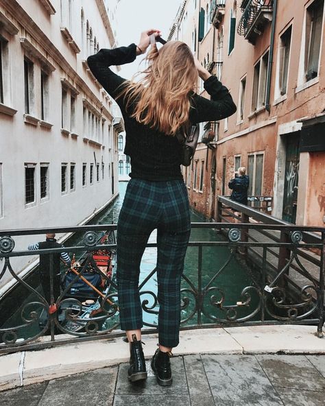 3,746 Likes, 27 Comments - JULIA     ☽      ☼       ✰ (@juliahlm) on Instagram: “🌙” Plaid Pants Outfit, Pants Boots, Stylish Fall Outfits, Fall Outfit Ideas, Plaid Pants, Outfit Goals, Mode Vintage, Outfit Idea, Fall Winter Outfits