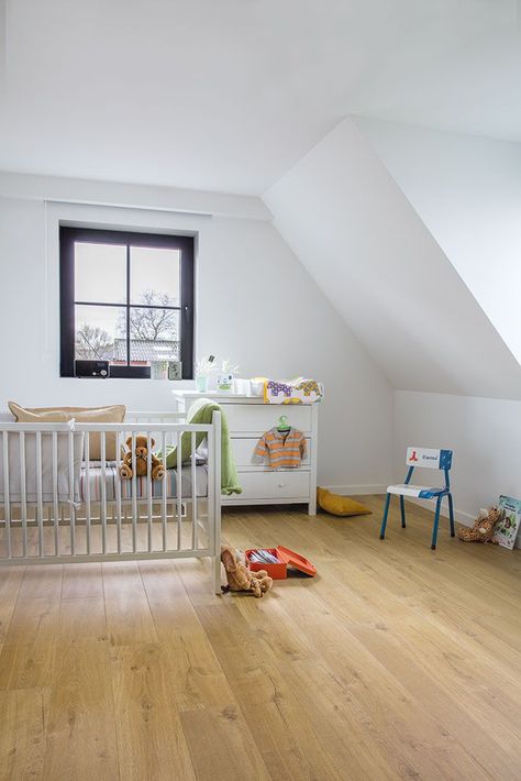 Quick-Step Laminate flooring - Impressive 'Soft oak natural' in a classic nursery. Click here to discover your favorite nursery floor. #laminate #flooring #oak #nursery #inspiration Pale Laminate Flooring, Quick Step Laminate Flooring, Oak Nursery, Quickstep Laminate Flooring, Floor Laminate, White Baseboards, Kitchen Diner Extension, Classic Nursery, Quickstep