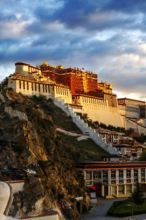 China Scenery, Potala Palace, Tibet Travel, Buddhist Monastery, Travel Nepal, The Dalai Lama, Lhasa, Historical Place, Travel Packages