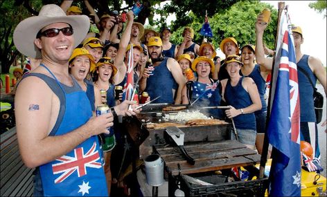 Australians love to eat outdoors. A BBQ or picnic is a typical ‘Aussie’ way to enjoy a weekend meal.  Most homes have a BBQ and BBQs are readily available in parks and beaches. Australian Bbq, Aussie Bbq, Student Christmas Gifts, Texas Bbq, Etiquette And Manners, Outfit Party, Outdoor Eating, Australia Day, People Eating