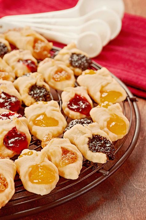 Hungarian Kiffles: Kiffles are delicate Hungarian cookies made from cream cheese pastry wrapped around fruit or nut fillings. Easy Kolacky Recipe, Hungarian Cookies, Cream Cheese Pastry, Apricot Fruit, Cheese Pastry, Christmas Recipe, Baking Stone, Fruit Filling, Hungarian Recipes