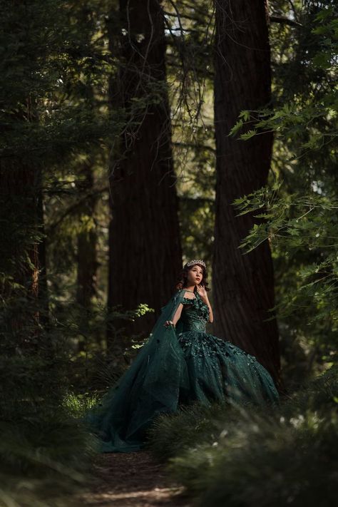 Dreamy and stunning quinceanera pre-event session at UC Davis Arboretum, dressed in emerald green dress and cape in the woods captured by wedding and portrait photographer based in Sacramento CA Quince Inspo Pictures, Emerald Quinceanera Dress, Emerald Green Quinceanera Theme, Quince Picture Ideas, Baby Blue Quinceanera, Quinceañera Photoshoot Ideas, Green Quinceanera Theme, Quince Photoshoot Ideas, Quince Pictures