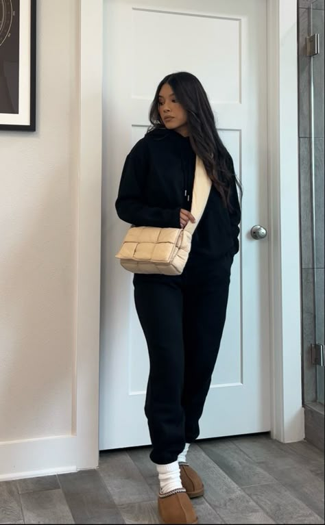 Black jogger set, chunky knit socks, ugg slippers, puffer bag, #outfitideas #casualoutfit #ootd #lazygirl #airportoutfit #ootd #blackoutfit #fashion #petitestyle #falloutfit Jogger Fits Women, Cute Simple Outfits Fall, Comfy Outfit Inspo Casual, Joggers And Uggs Outfit, Chunky Socks Outfit, Knit Socks Outfit, Cute Outfits With Ugg Slippers, Cute Outfits With Joggers, Simple Cozy Outfits