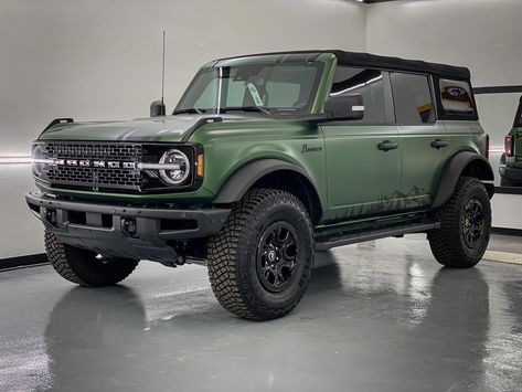 Bronco Ford Green, Forest Green Bronco, Dark Green Ford Bronco, Dark Green Bronco, Sage Green Bronco, Bronco Ford Aesthetic, Bronco Wrap, Green Ford Bronco, Bronco Green