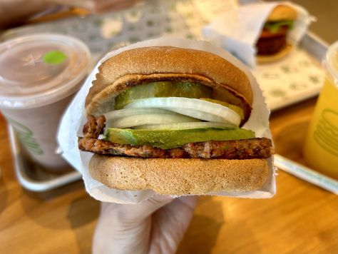 Shake Shack's New Veggie Burger Made With Actual Vegetables and Grains Veggie Burger Recipe, Vegan Shakes, Veggie Burgers Recipe, Impossible Burger, Gluten Free Buns, Frozen Custard, Shake Shack, Chocolate Shake, Crispy Onions