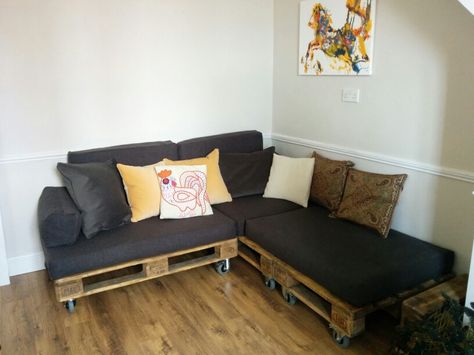 Homemade pallet sofa. I was so over not being able to get a sofa in to my top floor flat... I decided to make my own! 3 Seater Pallet Sofa, Pallet Couch Diy Indoor Living Room, Pallet Inspiration, Pallets Furniture, Diy Pallet Couch, Pallet Couch, House Organisation, Pallet Sofa, Diy Couch