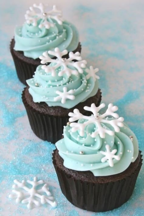 Easy Christmas Cupcakes, Winter Torte, Christmas Cupcakes Recipes, Xmas Desserts, Holiday Desserts Table, Christmas Cake Pops, Christmas Cake Designs, Holiday Cupcakes, Cupcake Cake Designs