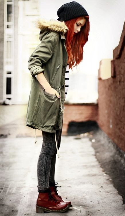 Red Doc Martens, Ripped Tights, Moda Grunge, Martens Style, Khaki Coat, Doc Martens Outfit, Olsen Twins, Mode Boho, Grunge Look