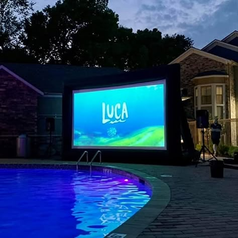 Outside Movie Night Ideas Outdoor Projector, Pool Movie Night, Backyard Projector Screen, Outside Projector, Outdoor Tv Screen, Outside Movie Night Ideas, Backyard Christmas, Backyard Movie Night Party, Pool Movie