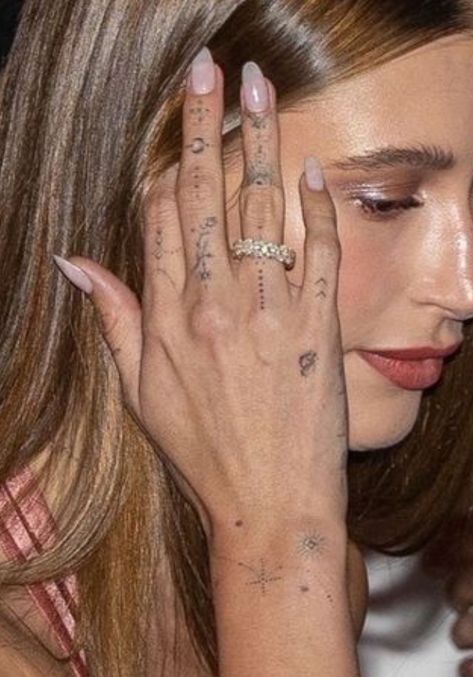 Hailey Bieber Hand Tattoo, Father Tattoos, Finger Tats, Small Tats, Hand And Finger Tattoos, Petite Tattoos, Discreet Tattoos, Dainty Tattoos, Aesthetic Tattoo