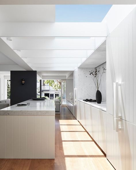 THE DESIGNORY on Instagram: “One simply can't deny the power of skylights! Look at how beautifully they light up a space. ⠀⠀⠀⠀⠀⠀⠀⠀⠀ ⠀⠀⠀⠀⠀⠀⠀⠀⠀ via…” Coffee Table Book Design, Timber Kitchen, Monochrome Decor, Garden Terrace, Marble Surface, Chic Kitchen, Luxury Kitchens, Australian Homes, Easy Home Decor