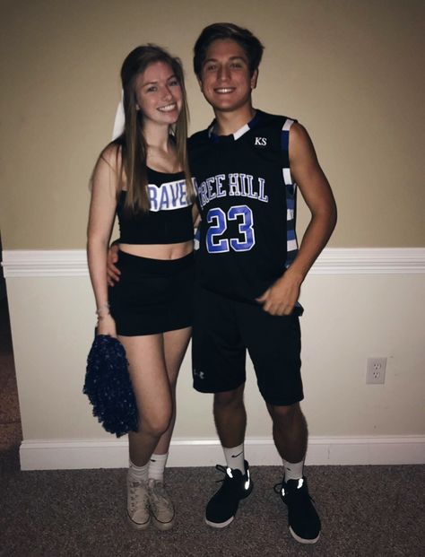 Couples Halloween costume One Tree Hill Costume, Haley One Tree Hill, Couples Halloween Costume, Costumes Couples, Couples Halloween, Sorority Outfits, Tree Hill, One Tree Hill, Couple Halloween