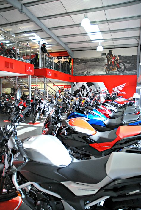 Yamaha Showroom, Motorcycle Store, Motorcycle Workshop, Motos Honda, Motorcycle Dirt Bike, Motorcycle Decor, Motorcycle Shop, Filling Station, Motor Scooters