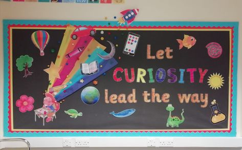 Curiosity display in ks1 corridor Primary school, values, bright and colourful. Primary School Library Displays, School Values Display Ideas, Curiosity Display, Values Display, Primary School Displays, Values Art, School Values, Corridor Ideas, Display Board Design