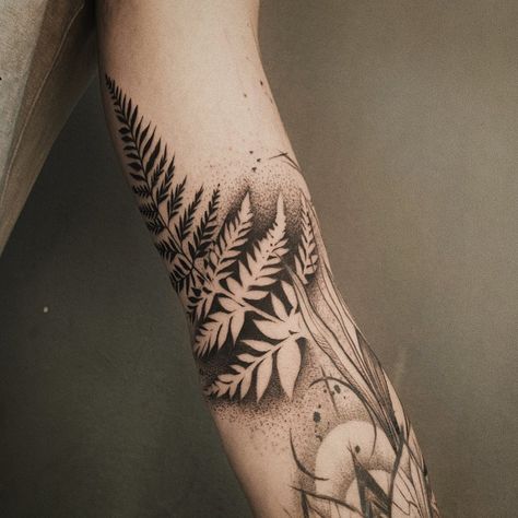 Reverse Tattoo, Negative Space Tattoos, Self Tattoo, Jungle Tattoo, Negative Space Tattoo, Watercolor Tattoo Ideas, Mandala Hand Tattoos, Space Tattoos, Fern Tattoo