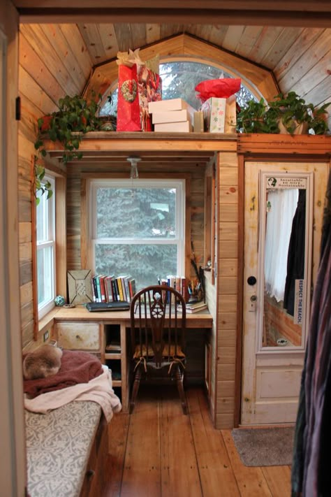 Backyard arts & craft shed for me???  Backyard retreat.... Design Casa Piccola, She Shed Interior, Casa Hobbit, Shed Interior, Tiny House Interior Design, Tiny House Plan, Dekorasi Kamar Tidur, Shed Design, Tiny Spaces