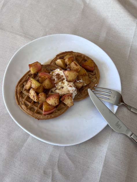 Nutritious Breakfast Aesthetic, Fall Breakfast Ideas Aesthetic, Healthy Fall Aesthetic, Fall Themed Breakfast, Savory Fall Breakfast, Autumn Breakfast Ideas, Autumn Breakfast Aesthetic, Fall Breakfast Aesthetic, Breakfast Autumn