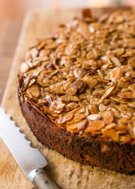 Caramelized Almond Cake - moist cake topped with crunchy salted almonds! Almond Caramel Cake, Swedish Almond Tart, Toasted Almond Cake, Swedish Almond Cake Recipe, Best Ever Cake, Caramelized Almonds, Almond Torte, Almond Caramel, Almond Tart