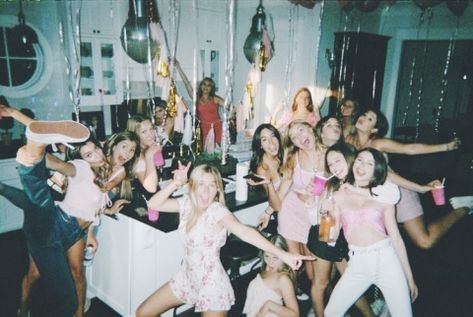 glamteenager Trio Girls Best Friends, Partying Aesthetic, Adventures Aesthetic, Friends Partying, Squad Aesthetic, Trio Girls, Bday Aesthetic, Bff Photos, Pics I Wanna Recreate