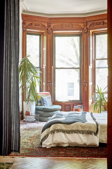 How Ethel's Club's Naj Austin Designed Her Brooklyn Brownstone Apartment | Apartment Therapy Brownstone Apartment, Bay Window Bedroom, Brownstone Interiors, New York Bedroom, New York Brownstone, Future Space, Design Your Bedroom, Brooklyn Brownstone, Brooklyn Apartment