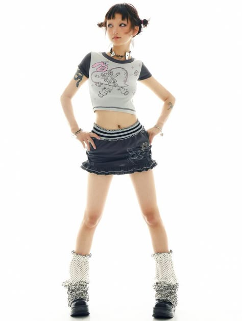 Pose Mannequin, 1990 Style, 2000s Japanese Fashion, People Poses, Female Pose Reference, Body Reference Poses, Human Poses Reference, Poses References, Cool Poses