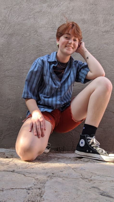 Plaid shirt Corduroy shorts Black high top converse Plaid short sleeves men's shirt Grunge fashion Butch lesbian fashion Androgynous haircut Queer Mens Fashion Casual, Androgyny Aesthetic Men, Trans Male Fashion, Enby Fashion Summer, Midsize Nonbinary Fashion, Summer Nonbinary Outfits, Summer Nonbinary Fashion, Lesbian Button Up Outfits, Butch Summer Outfits