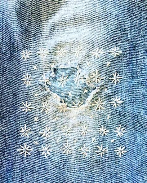 Denim Mending, Embroidery Sashiko, Boro Stitching, Mending Clothes, Sashiko Embroidery, Sew Ins, Visible Mending, Japanese Embroidery, Patchwork Quilting