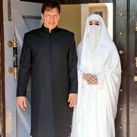 PM Imran Khan with his Veiled wife madam bushra ❤❤ Imran Khan Wife, Bushra Bibi, Imran Khan Wedding, Imran Khan Photos, Imran Khan Pakistan, Pakistan Culture, Sajid Khan, Beautiful Pakistan, Pakistan Travel