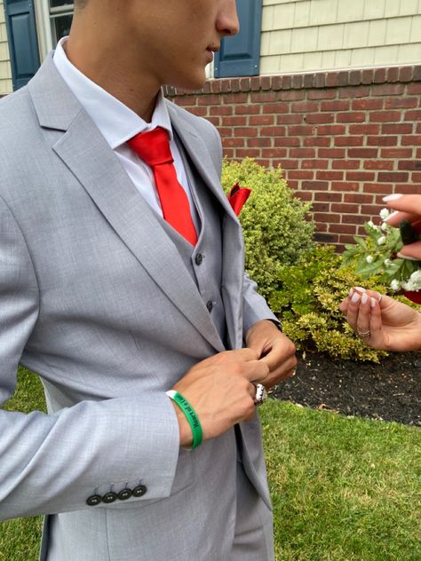 Red Prom Outfits For Guys, Grad Suits, Juliet Costume, Suit With Red Tie, Prom Outfits For Guys, Grey Tux, Prom Tux, Matric Dance Dresses, Grey Suit Men