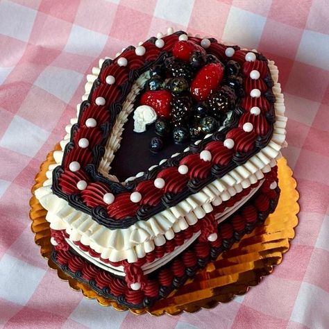 Coffin Birthday Cake, Coffin Shaped Cake, Halloween Cake Vintage, Halloween Cake Aesthetic, Coffin Cakes Birthdays, Gothic Bday Cake, Halloween Anniversary Cake, Goth Heart Cake, Halloween Heart Cake