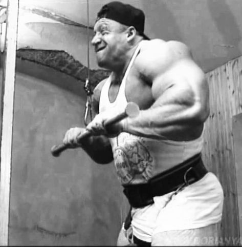 Dorian Yates #bodybuilding Dorian Yates Training, Gym Icon, Old Bodybuilder, Arnold Schwarzenegger Bodybuilding, Dorian Yates, Schwarzenegger Bodybuilding, Gym Wallpaper, Workout Splits, Gym Pictures