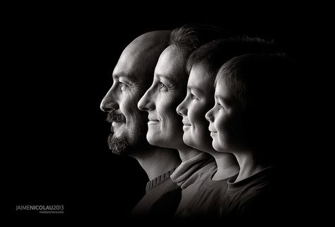 family portrait black and white Jaime Nicolau (Mi familia) Studio Family Portraits, Family Potrait, Family Photo Studio, Family Studio Photography, Family Portrait Poses, Photography Poses Family, Portrait Lighting, Fine Photography, Family Portrait Photography