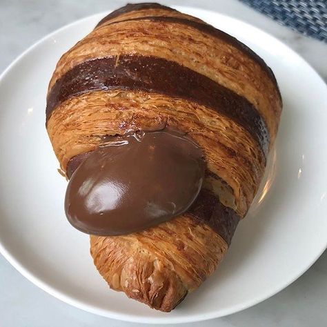 Nutella Croissant. This baby is exploding with tons of happiness. Via @joannasable and made by @colettetoronto Nutella Croissant, Foodie Photography, Around The World Food, Chocolate Croissant, Food Sweet, Scrumptious Desserts, Food Goals, Yummy Eats, Food Obsession